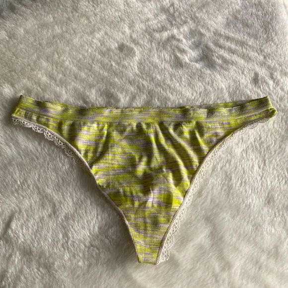 VICTORIA SECRET | NWOT Comfy Yellow Seamless Thong - Picture 1 of 3